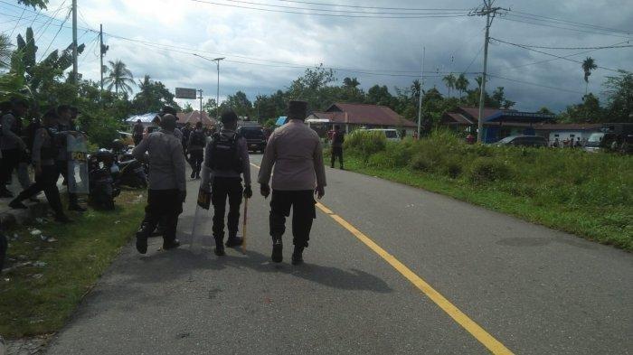 Rumah Tersangka Dibakar Polsek Diserang, Warga Tuntut Kakak Tersangka Pembunuh Siswi SMP Ditangkap