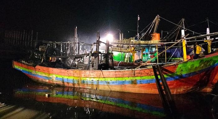 Diduga Akibat Korsleting Listrik, Kapal Cantrang di Batang Terbakar Saat Akan Bersandar