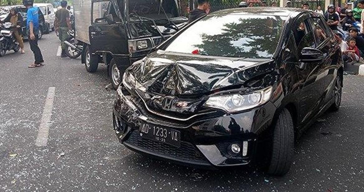 Kecelakaan Karambol Libatkan 4 Mobil di Solo, Sopir Mobil Boks Terjepit