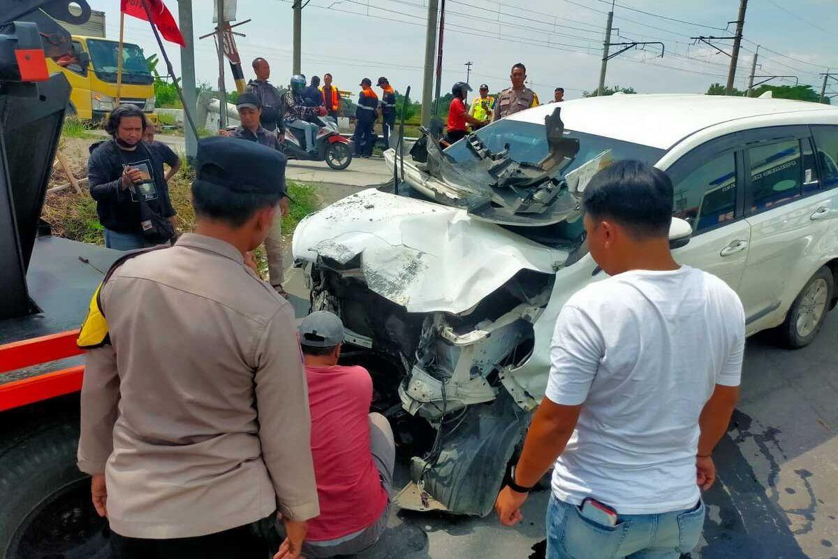 Kecelakaan di Klaten: Innova Ngebut Hantam Tiang di Perlintasan Kereta Api