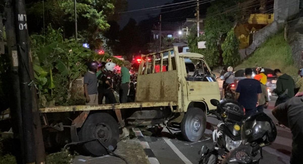 Kecelakaan-melibatkan-truk-dan-kendaraan-lain-di-turunan-Gombel-Banyumanik.jpg