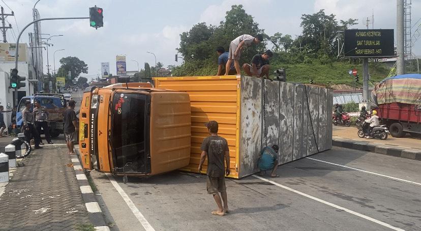 Kecelakaan-truk-boks-terguling-di-Exit-Tol-Bawen-Bawen-Kabupaten-Semarang.jpg