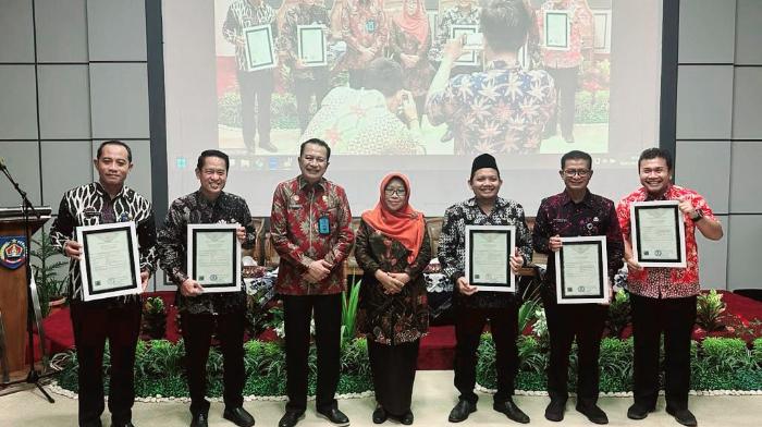 Kemenkumham-Jateng-Serahkan-5-Sertifikat-Kekayaan-Intelektual-Komunal-Kabupaten-Tegalfds543.jpg
