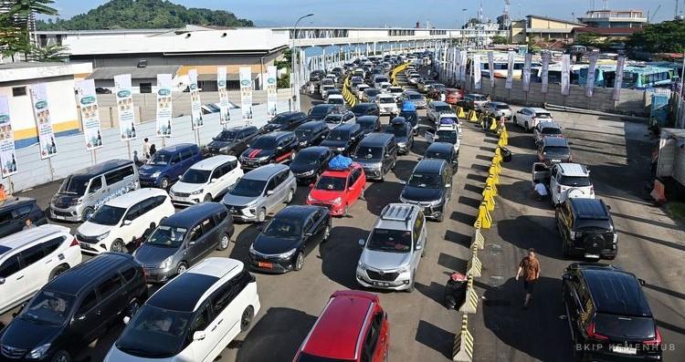 Kepadatan-kendaraan-saat-arus-mudik-di-Pelabuhan-Merak.jpg