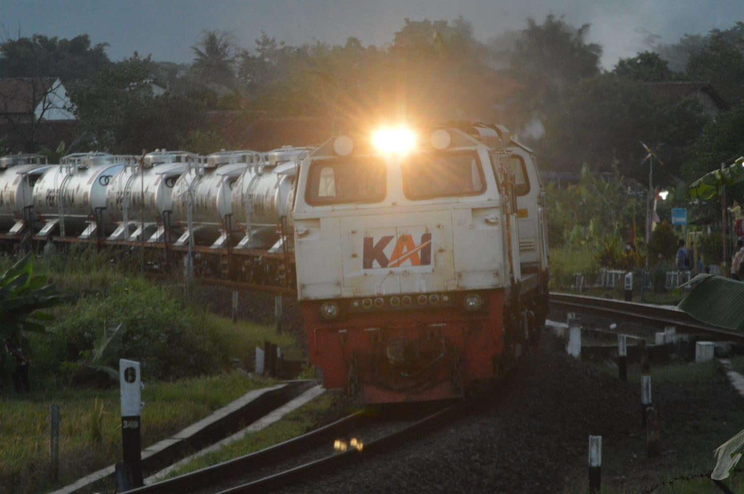 Kereta-api-angkutan-barang-PT-KAI-Daop-5-Purwokerto.jpg