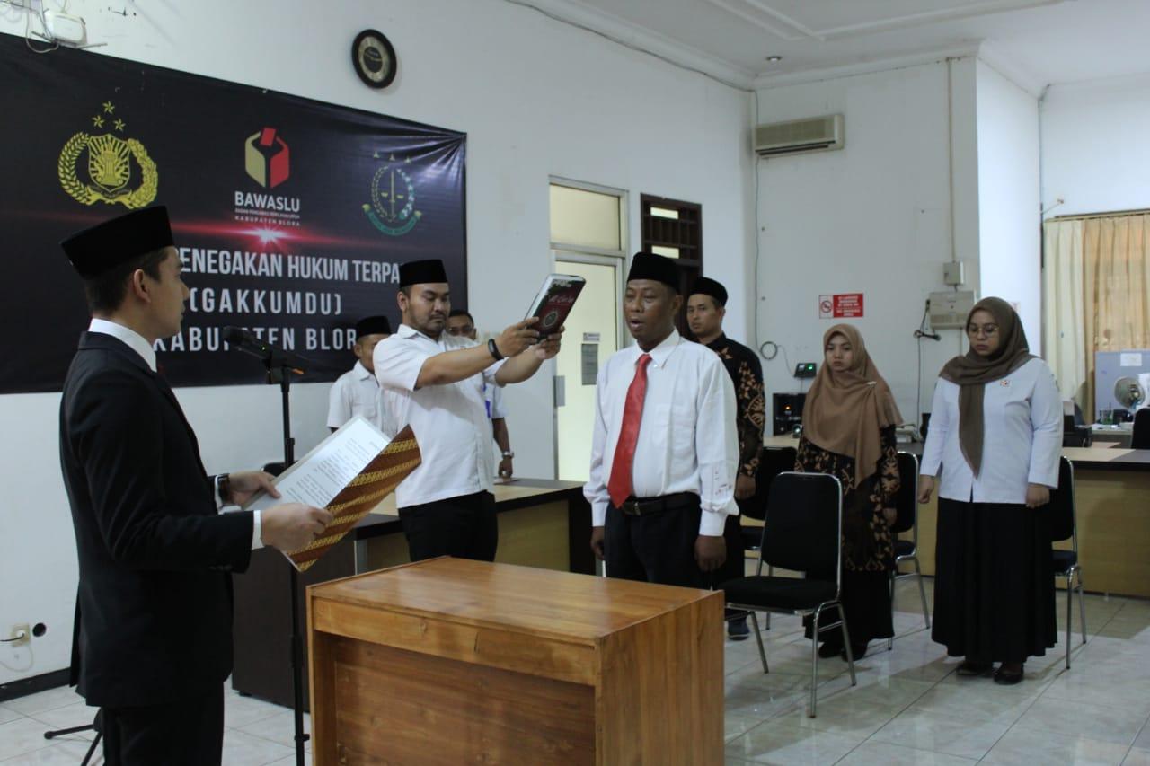 Ketua-Bawaslu-Kabupaten-Blora-Andyka-Fuad-Ibrahim-saat-melantik-PAW-Panwaslu.jpg
