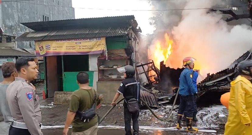 Video Kios Ban Mobil di Ungaran Semarang Terbakar, Lalu Lintas Padat Merayap