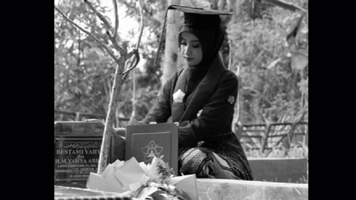 Kisah-Sedih-Fotografer-Tak-Bisa-Menolak-Permintaan-Wisudawati-yang-Ingin-Berfoto-di-Atas-Pusara-Ayah.jpg