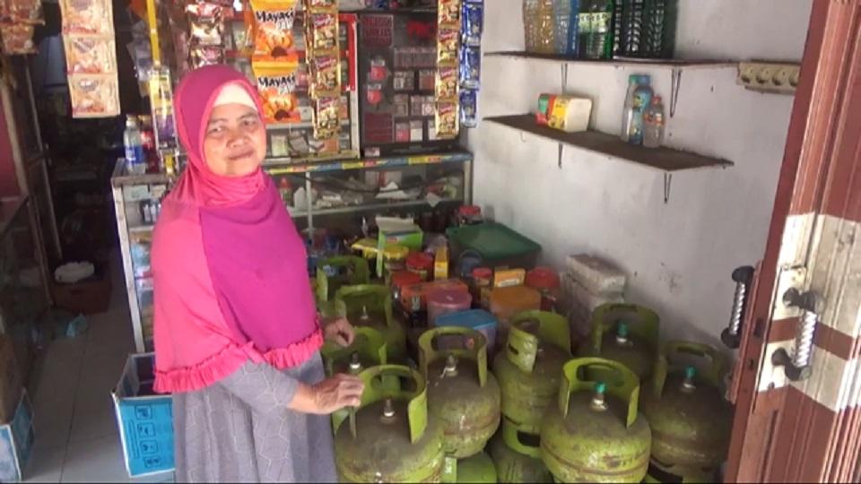 Komsiatun-satu-di-antara-penjual-gas-LPG-3-kilogram-saat-menunjukkan.jpg