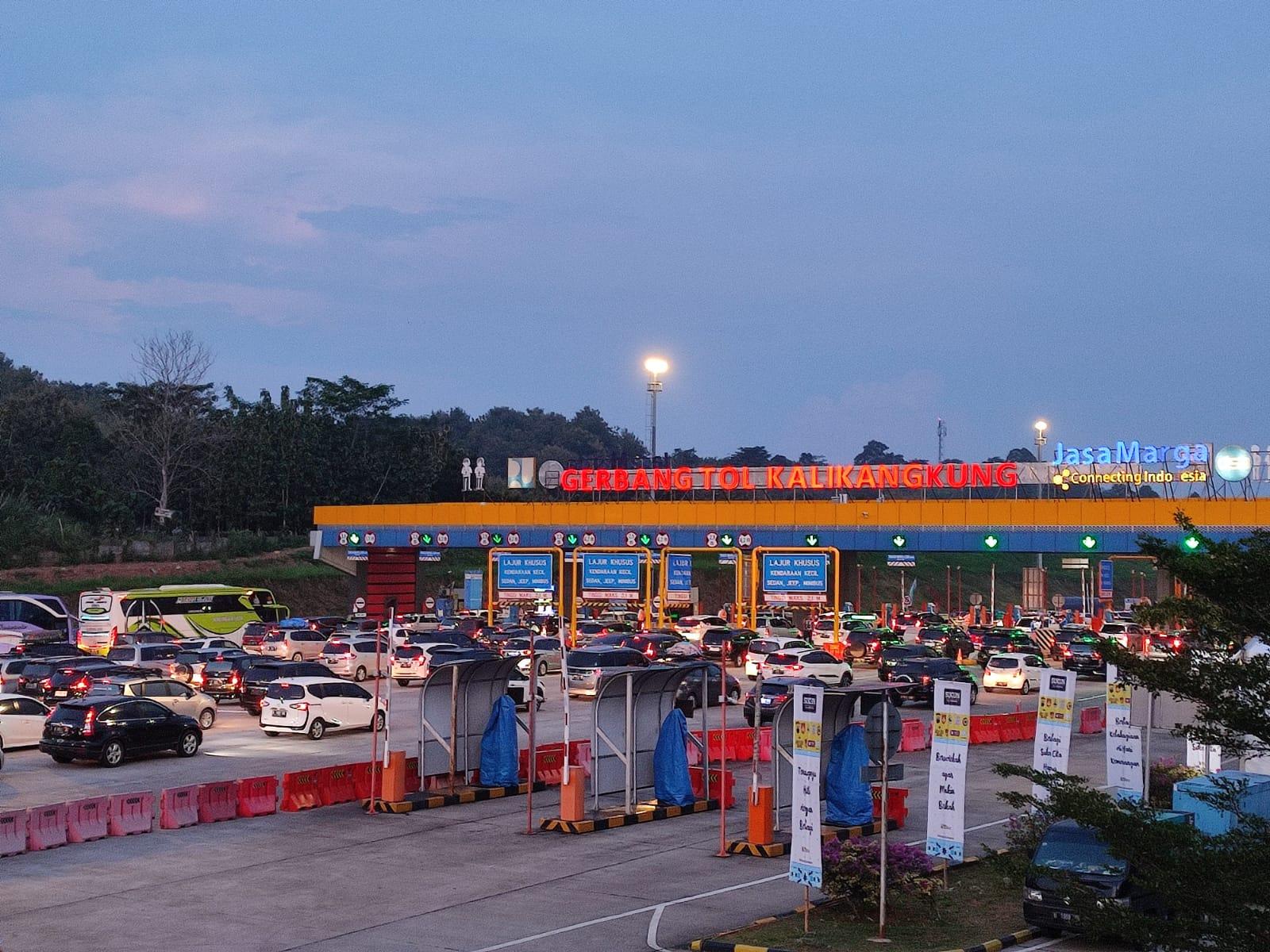 Kondisi-arus-lalu-lintasdi-Gerbang-Tol-GT-Kalikangkung-Kota-Semarang-ramai-tapi-tidak.jpg
