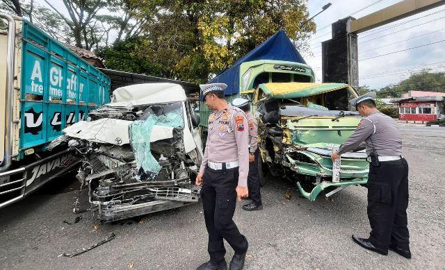 Kondisi-badan-kendaraan-Toyota-Hiace-dan-truk-yang-terlibat-kecelakaan.jpg