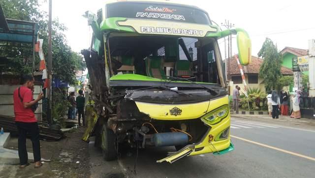 Kengerian saat Bus Tabrak Truk di Wangon, Ledakan Sangat Keras di Pagi Hari Bikin Warga Berhamburan