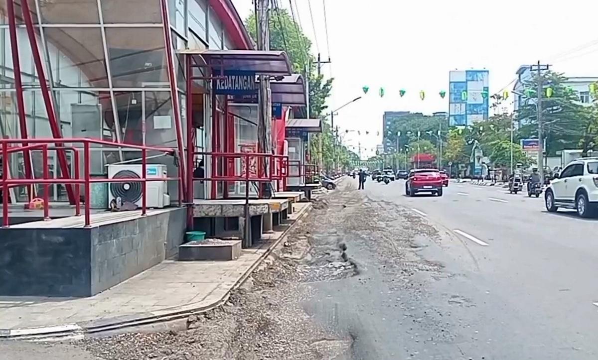 Begini Kondisi Jalanan di Halte Trans Semarang Tak Jauh dari Kantor Wali Kota, Hancur Rusak Parah