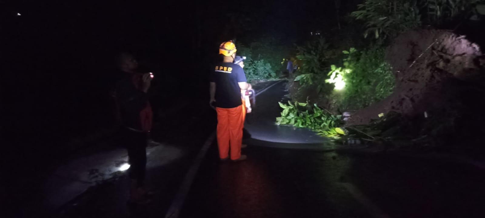 Tebing Setinggi 20 Meter di Wonosobo Longsor Tutup Jalan Kabupaten