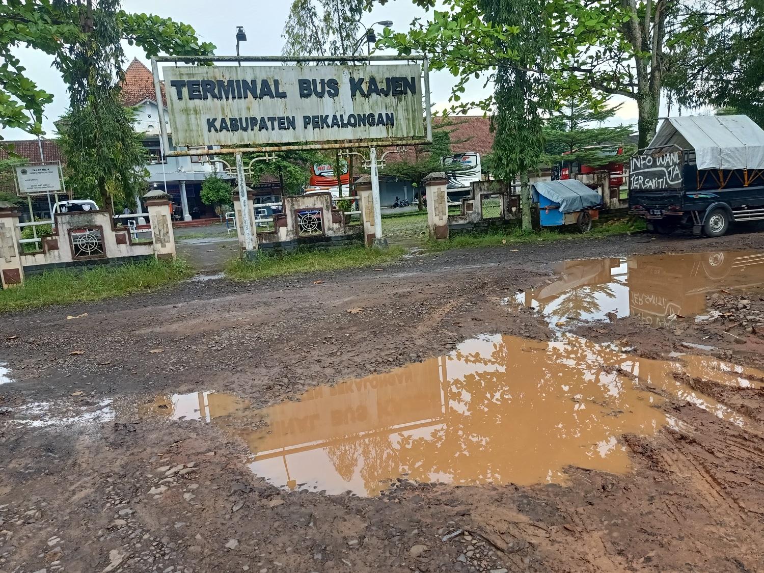 Kondisi-jalan-yang-rusak-di-Terminal-Kajen-Pekalongan.jpg