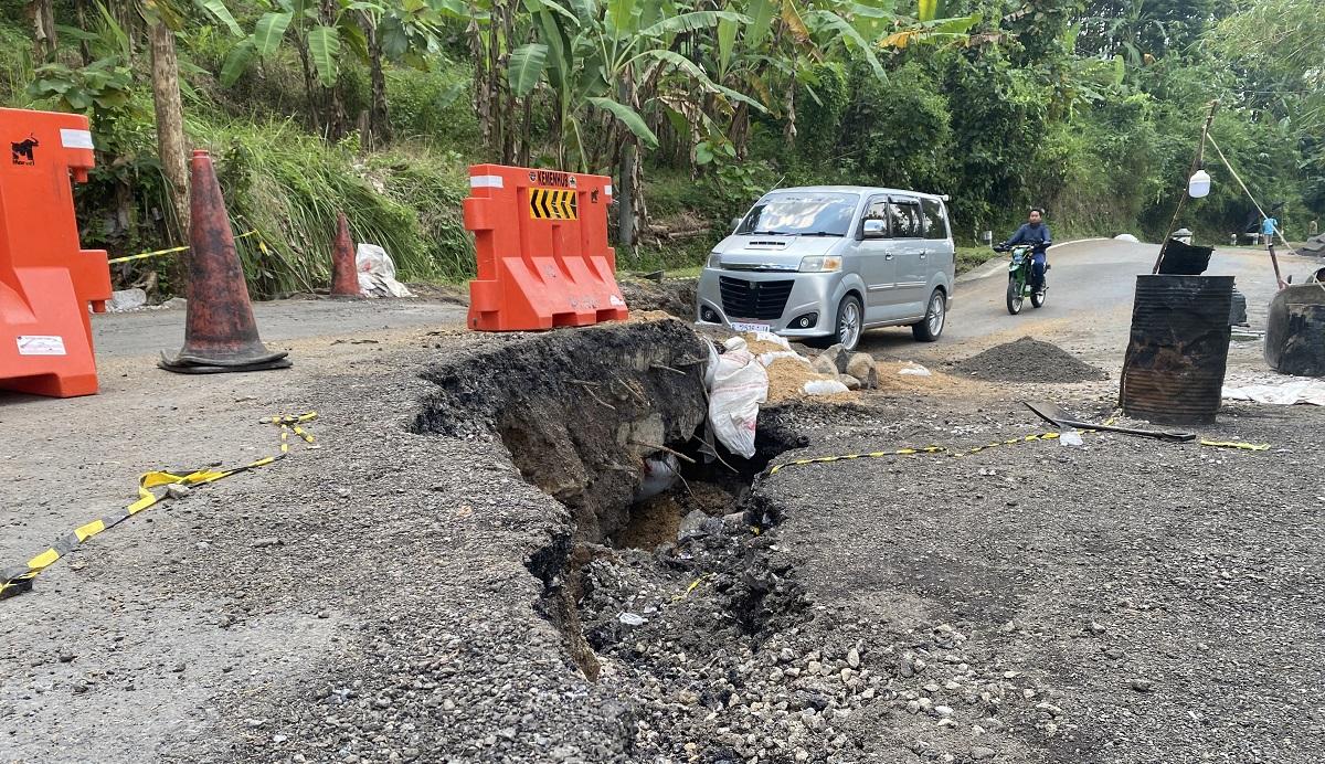Kondisi-jalur-utama-Salatiga-Kedungjati-ambles-sekitar-1-meter.jpg