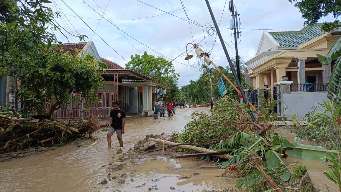 Banjir Bandang di Grobogan Jateng: Ratusan Warga Mengungsi, Puluhan Rumah dan 1 Mobil Hanyut