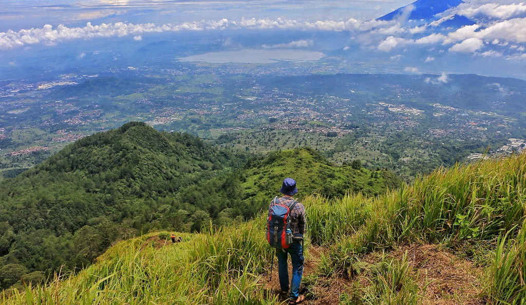 Lansekap-saat-pendaki-melalui-jalur-pendakian-Gunung-Ungaran-via-Perantunan.jpg