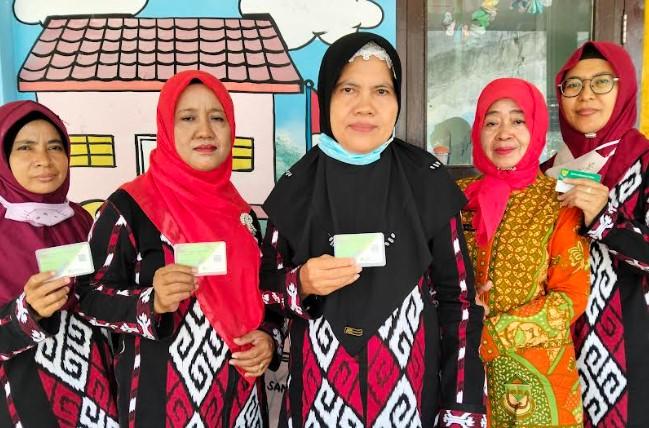 Lastari-Tengah-bersama-guru-RA-Perwanida-01-Semarang-tunjukan-kartu-BPJS-Ketenagakerjaan.jpg