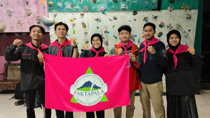 Lima Anggota KMPA Faktapala UIN Saizu Bantu Korban Bencana Banjir Demak