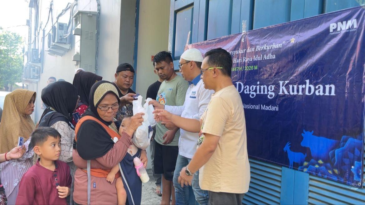MENGANTRE-Warga-saat-mengantre.jpg