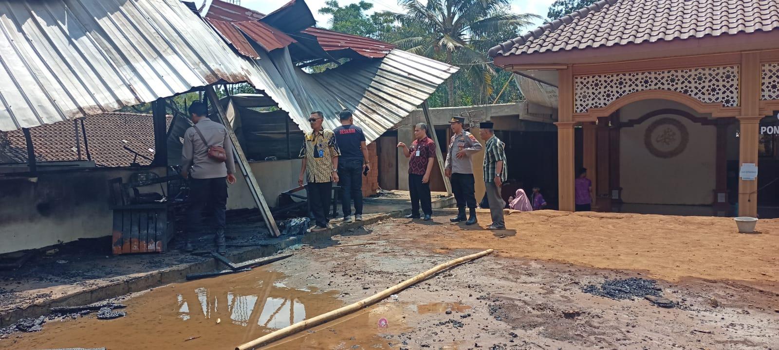 BREAKING NEWS: Saat Pembelajaran, Kobaran Api Hanguskan Gudang & 2 Kelas MTs Darul Amanah Semarang