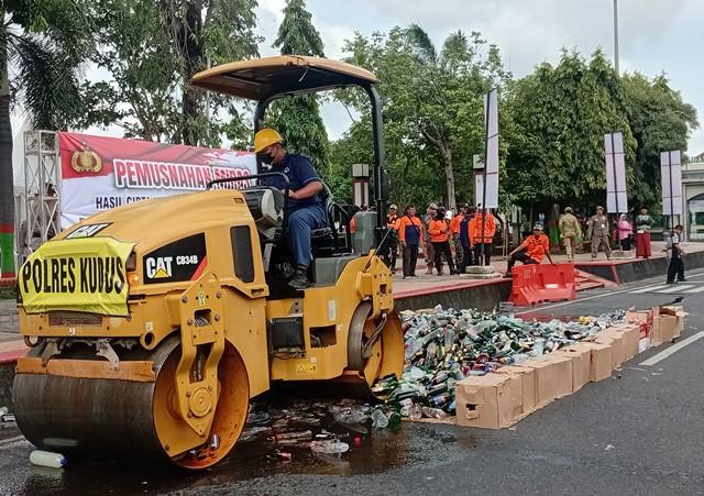 3.520 Botol Minuman Keras Dimusnahkan di Kudus Jelang Lebaran
