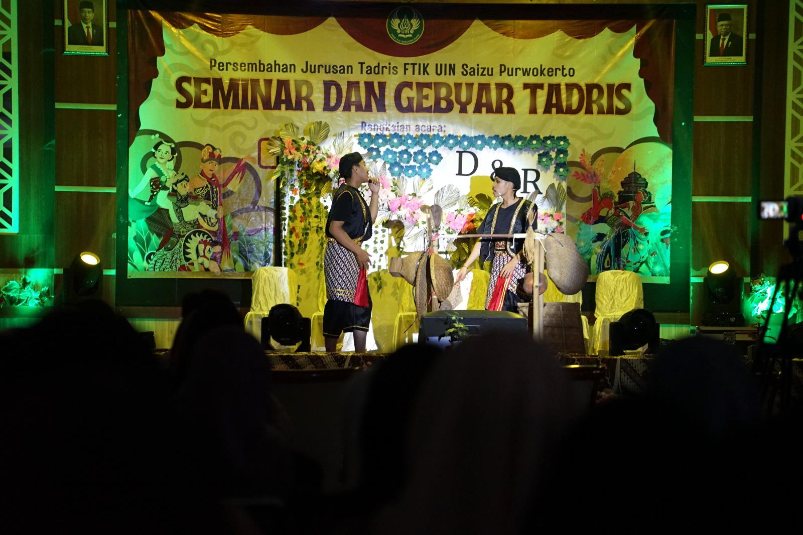 Tampilkan Drama Apik 3 Bahasa, Mahasiswa Jurusan Tadris FTIK UIN Saizu Diapresiasi Ahmad Tohari