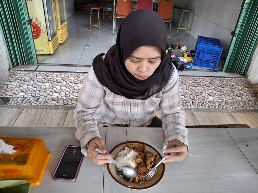 Penampakan Makan Siang Seharga Rp7.500 per Porsi di Semarang, Nasi Rames Plus Gorengan atau Bakso