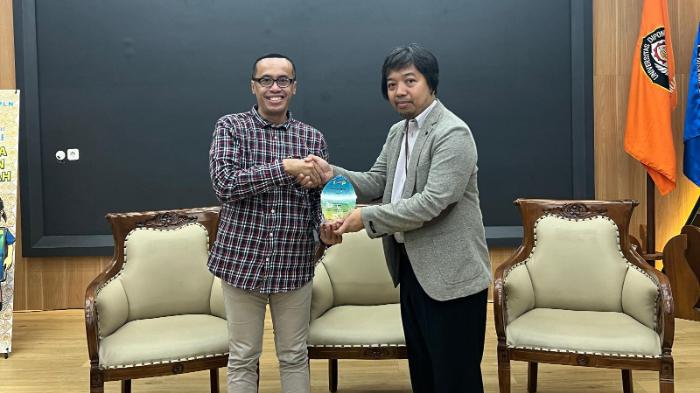 Manager-PLN-UP3-Semarang-Suparje-Wardiyono-Kanan-berfoto-bersamagfd12234123.jpg