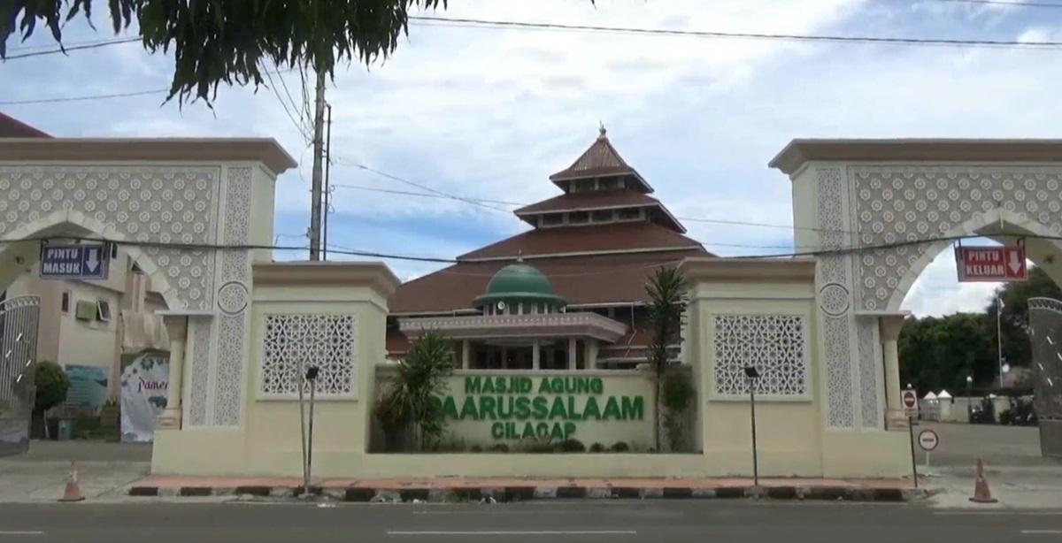 Masjid-Agung-Daarussalaam-Cilacap-merupakan-masjid-tua-di-Cilacap.jpg