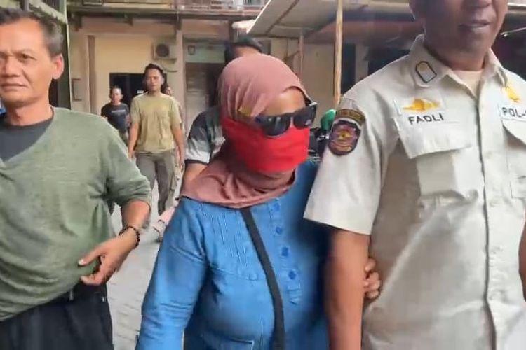 Masriah-saat-ditetapkan-sebagai-tersangka-di-Sidoarjo-Jawa-Timur.jpg