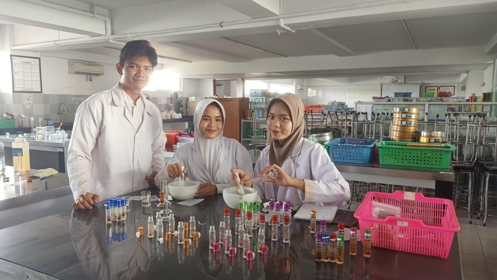 Mengembangkan-Potensi-Minyak-Atsiri-di-Laboratorium-Farmasi-Poltek-Harber.jpg