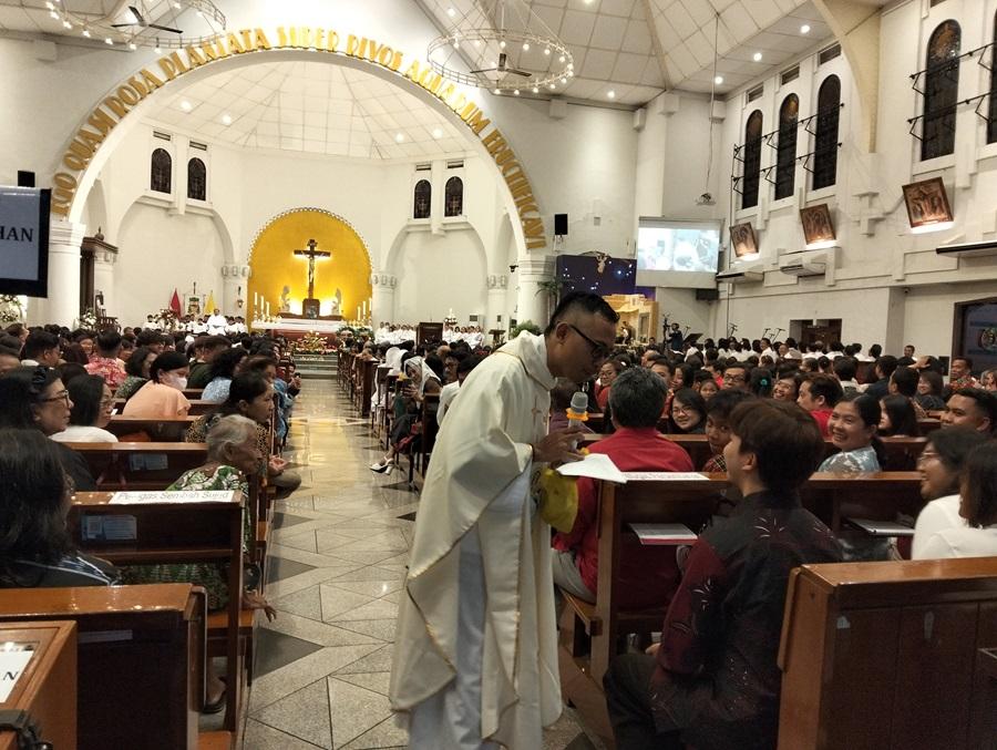 Video Romo Dhani Maknai Perayaan Natal di Katedral Penuh Damai dan Kebahagiaan