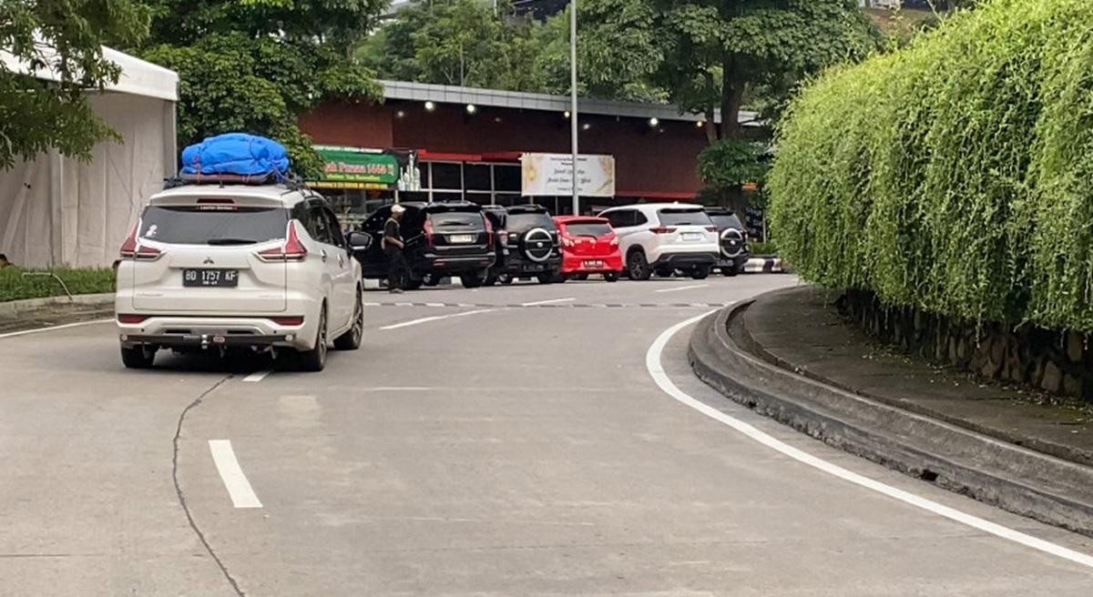 Mobil-mobil-pemudik-berdatangan-keRest-Area-KM429A-Tol-Semarang-Solo.jpg