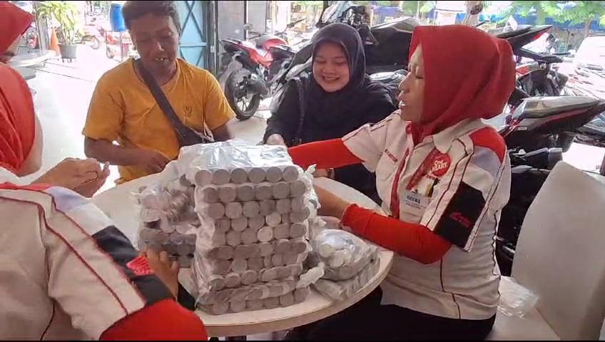 Nadiah-Yasmin-bersama-suami-dan-karyawan-dealer-sedang-me.jpg