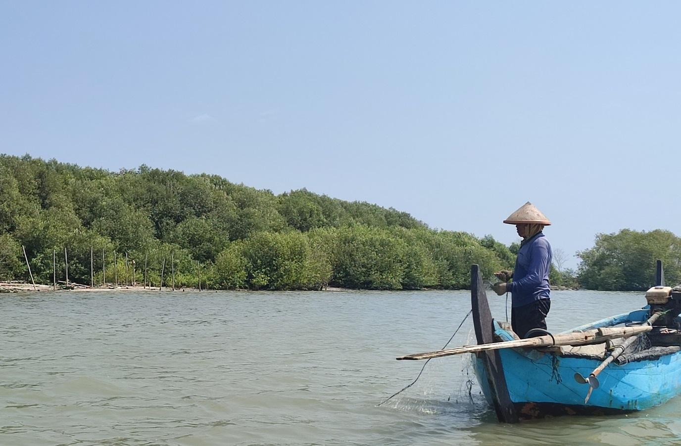 Nelayan-Semarang-Sarjito-saat-bekerja-menjaring-ikan-di-dekat-hutan-mangrove-Trimulyo.jpg