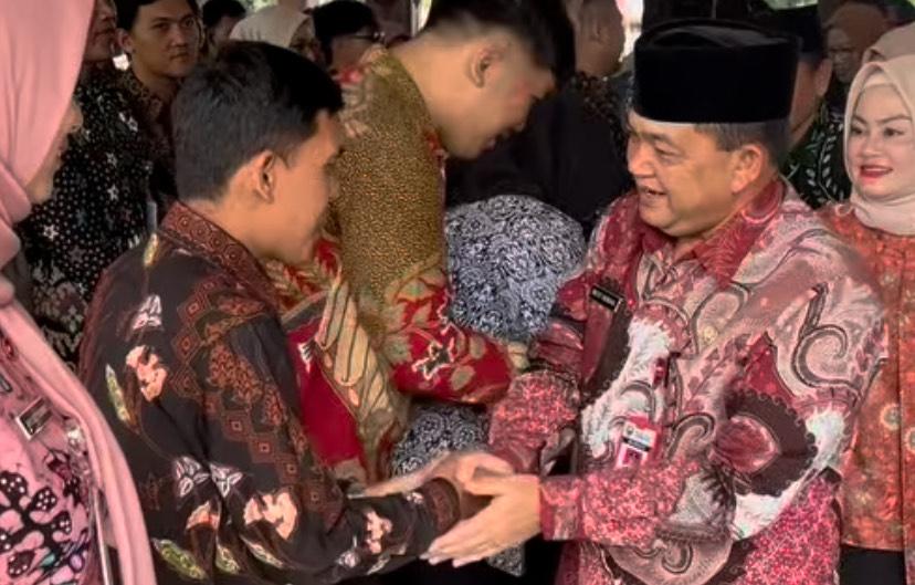 Nugraha-menyalami-para-pegawai-yang-dilantik-menjadi-PPPk.jpg
