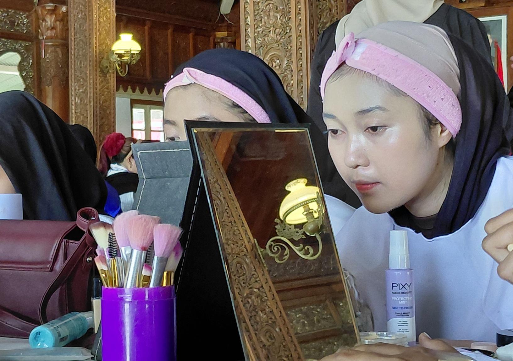 PELATIHAN-MAKEUP-Sejumlah-remaja.jpg