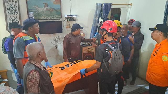 PENEMUAN-JENAZAH-Tim-SAR-bersama-warga-sekitar-saat-berhasil-menemuk.jpg