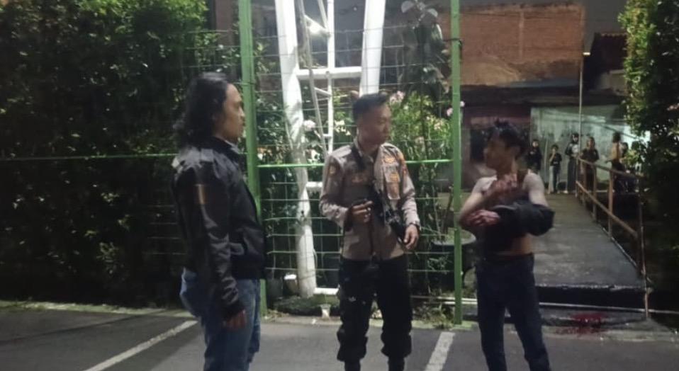 PENYELIDIKAN-Polisi-mendatangi-seorang-pria.jpg