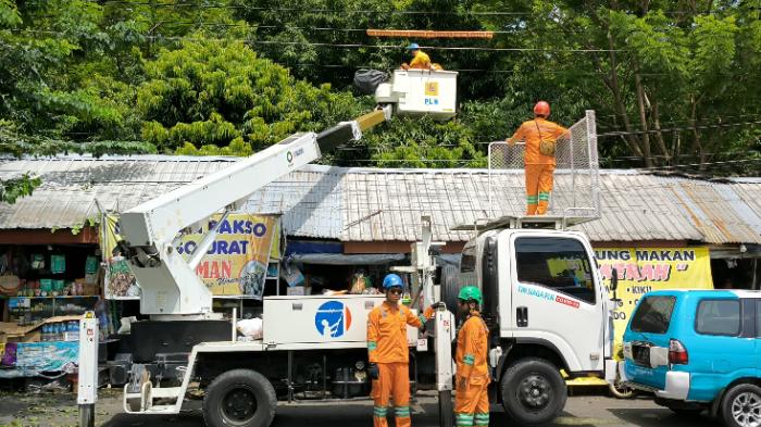 PLN-UP3-Surakarta-Lakukan-Kegiatan-Pemeliharaan-Jaringan.jpg