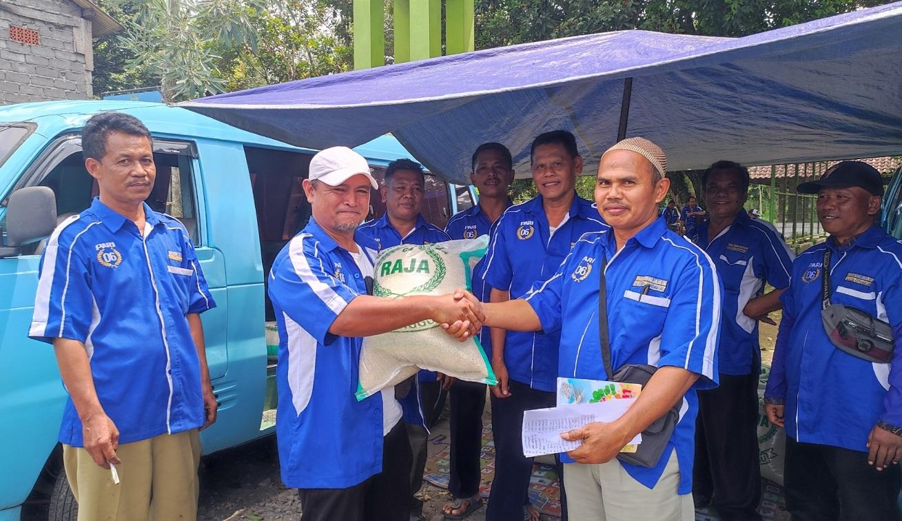 Paguyuban Angkutan Kota Salatiga Kembangsari Bagikan Sembako Jelang Ramadhan