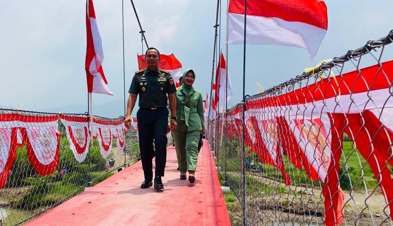 Pangdam lV/Diponegoro Resmikan Jembatan Gantung Merah Putih di Desa Wanasari dan Desa Cenggini Tegal