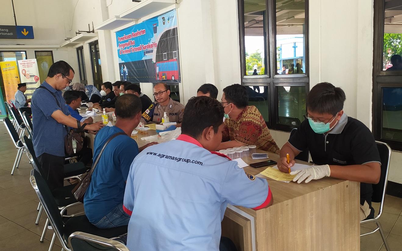 Video Jelang Nataru, Dinkes Jateng Periksa Kesehatan Awak Angkutan di Terminal Tirtonadi Solo
