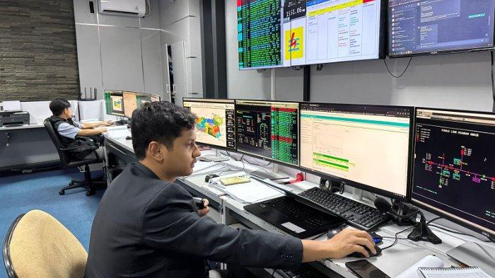Para-dispatcher-bekerja-di-belakang-layar-untuk-menjaga-suplai-daya-listrikdsa3r4trfds.jpg