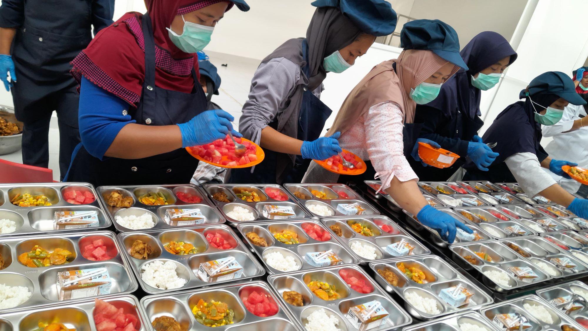 Para-karyawan-saat-menyiapkan-menu-makan-bergizi-gratis-di-dapur-se.jpg