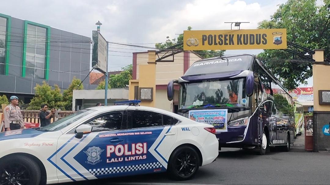 Para-pemudik-kembali-ke-Jakarta-memanfaatkan-program-gratis-dari-Polres-Kudus.jpg