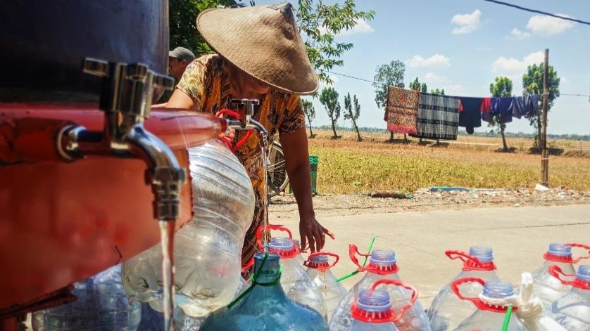Para-warga-terdampak-kekeringan-mengambil-air-bersih-dari-toren-bantuan-BNPB.jpg