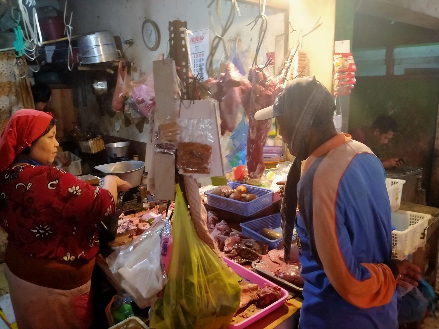 Pedagang-daging-di-Pasar-Karangayu-Semarang.jpg